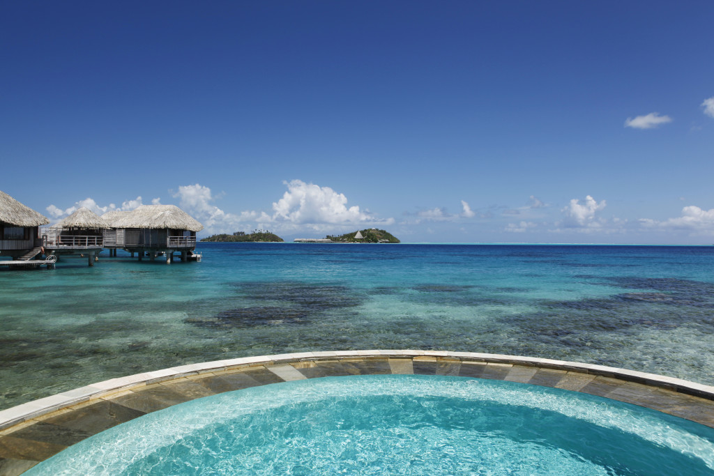 La superbe piscine à débordement du Sofitel