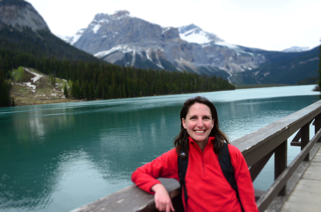 Carole devant le Lake Emerald