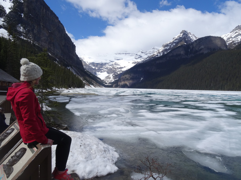 Lola devant le Lake Louise