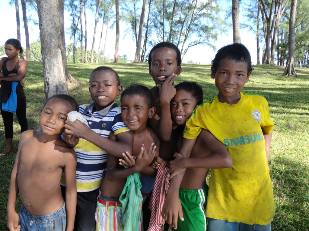 Enfants près du canal des Pangalanes