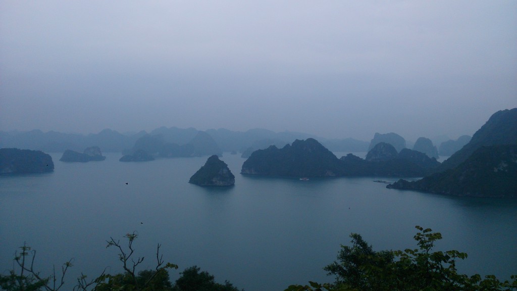 Baie d Halong sous le brouillard 