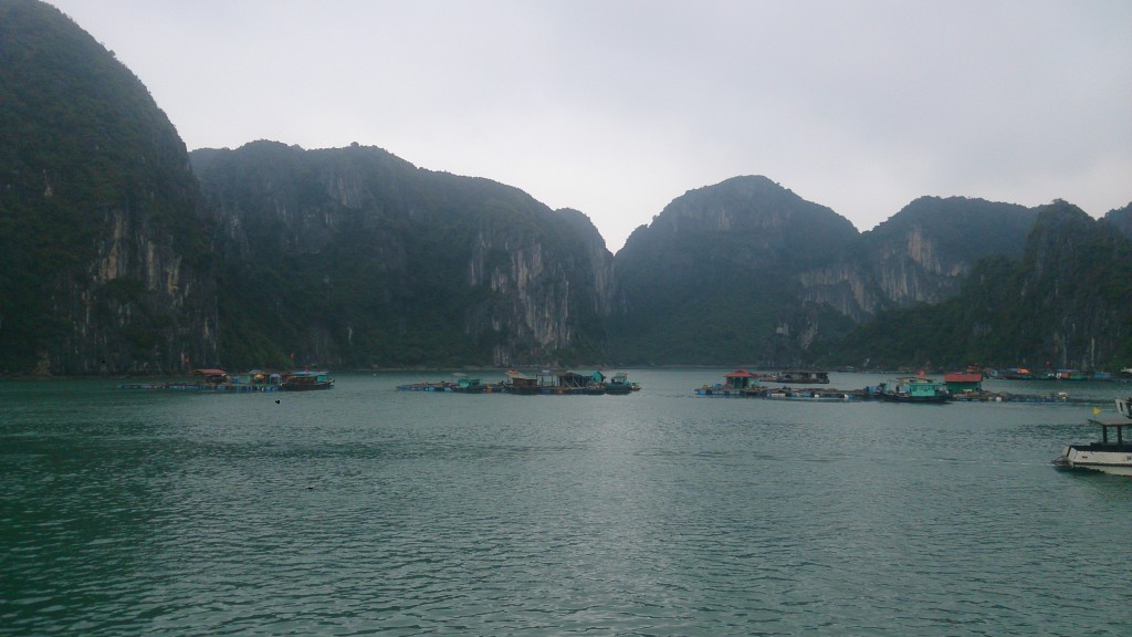 Village flottant dans la Baie d'Halong