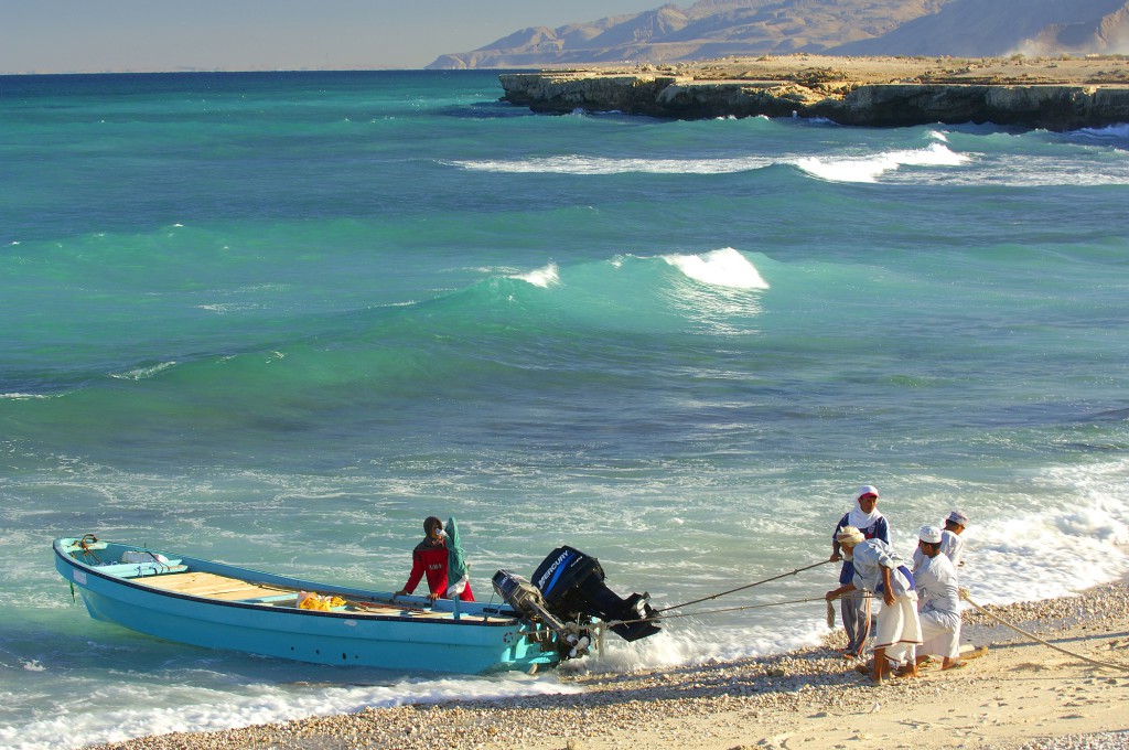 Pêcheurs débarquant sur la plage - Sur