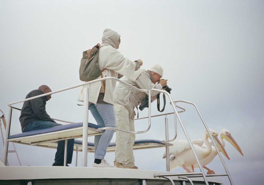 Observateurs et pélicans à Walvis Bay - Prix France par le Sony World photography Awards