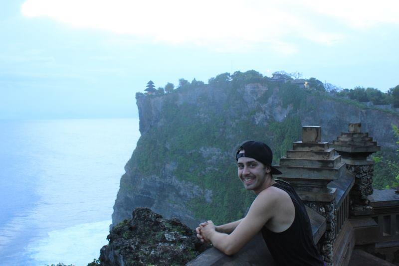 Thomas à Bali devant le temple Uluwatu