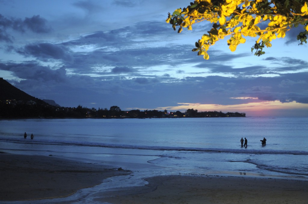 Baignade au coucher du soleil à l'Ile Maurice