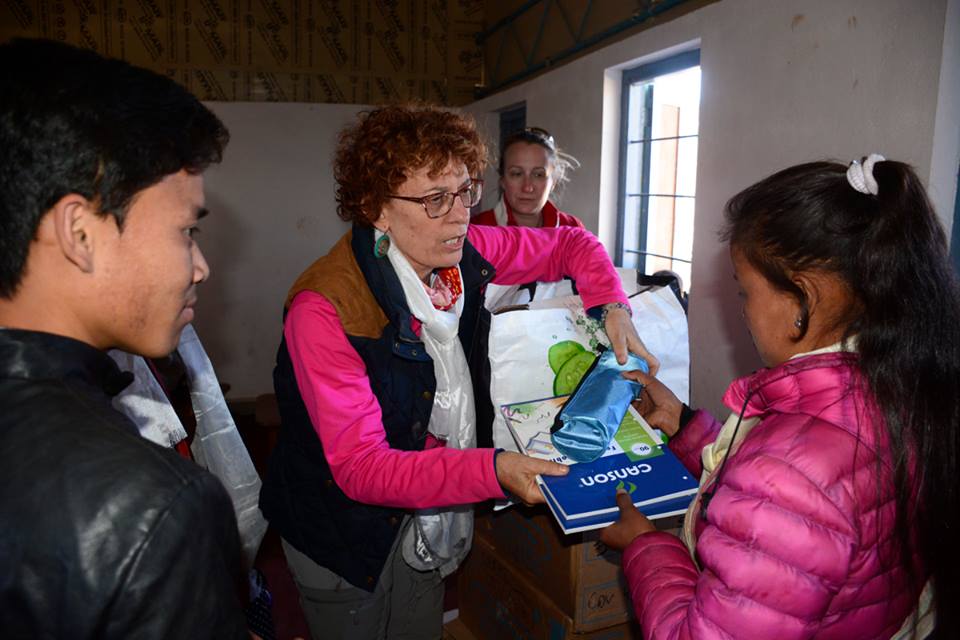 Distribution des colis dans le village de Baseri