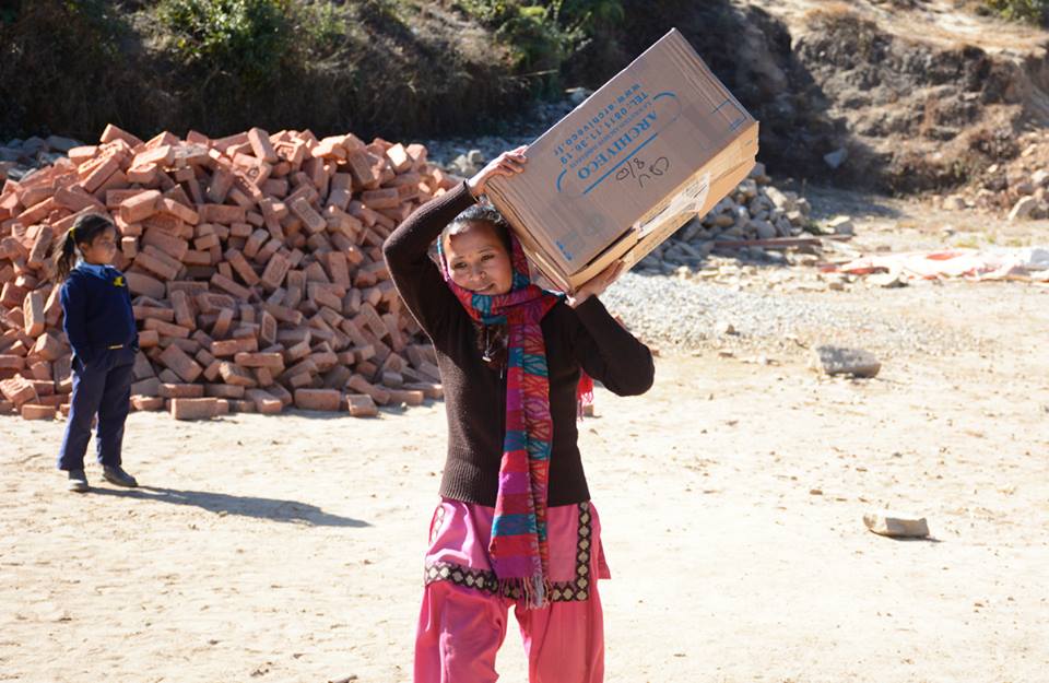 Distribution des colis dans le village de Baseri