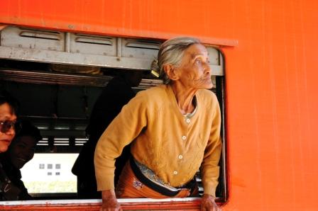 Femme dans un train au Myanmar