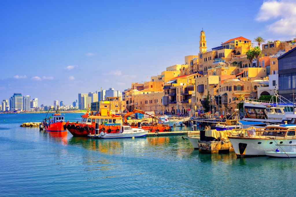 Port de Jaffa et vue sur la ville moderne de Tel Aviv, Israël