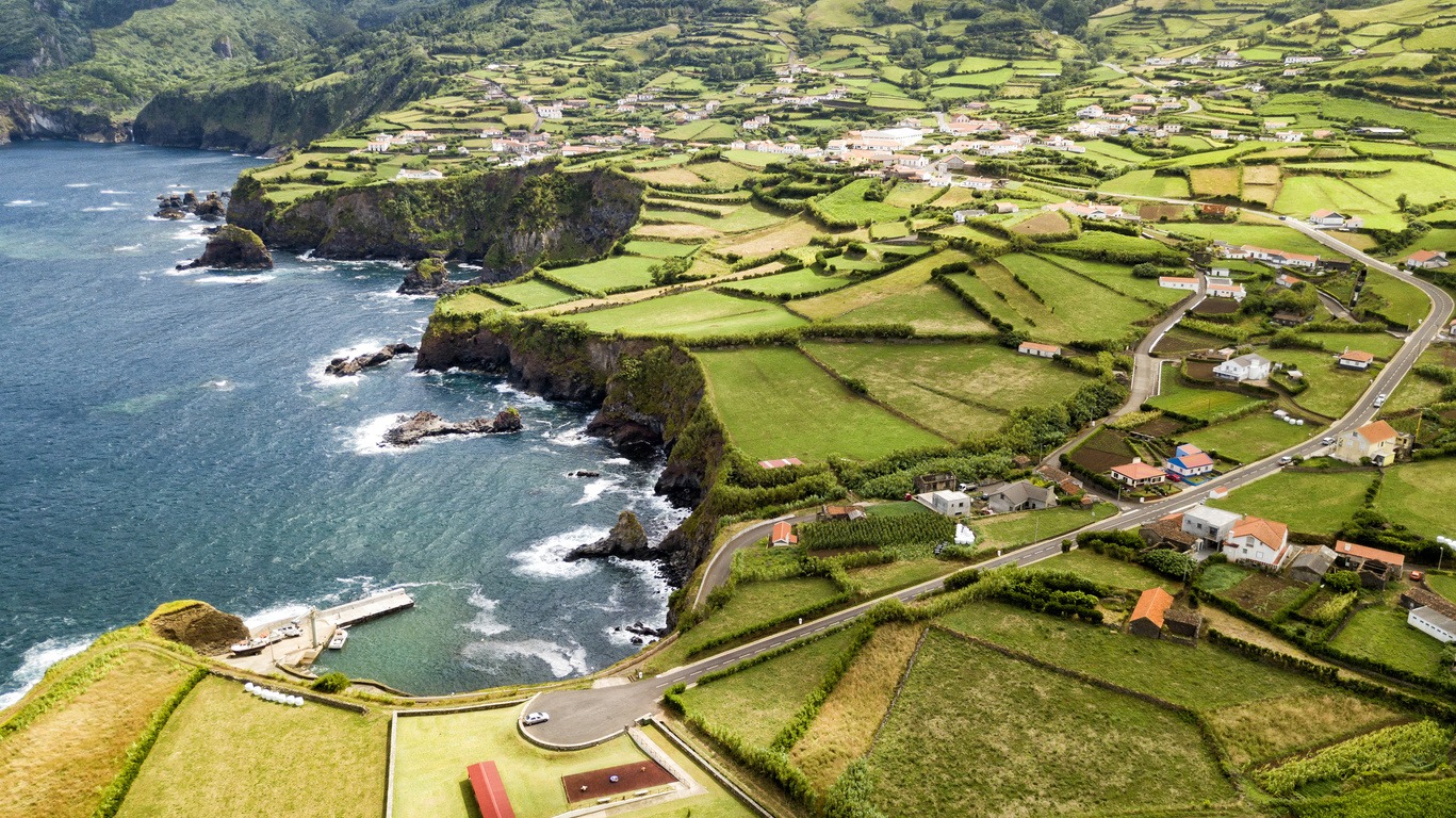 Entre volcans, grottes et villages colorés… bienvenue à Terceira 