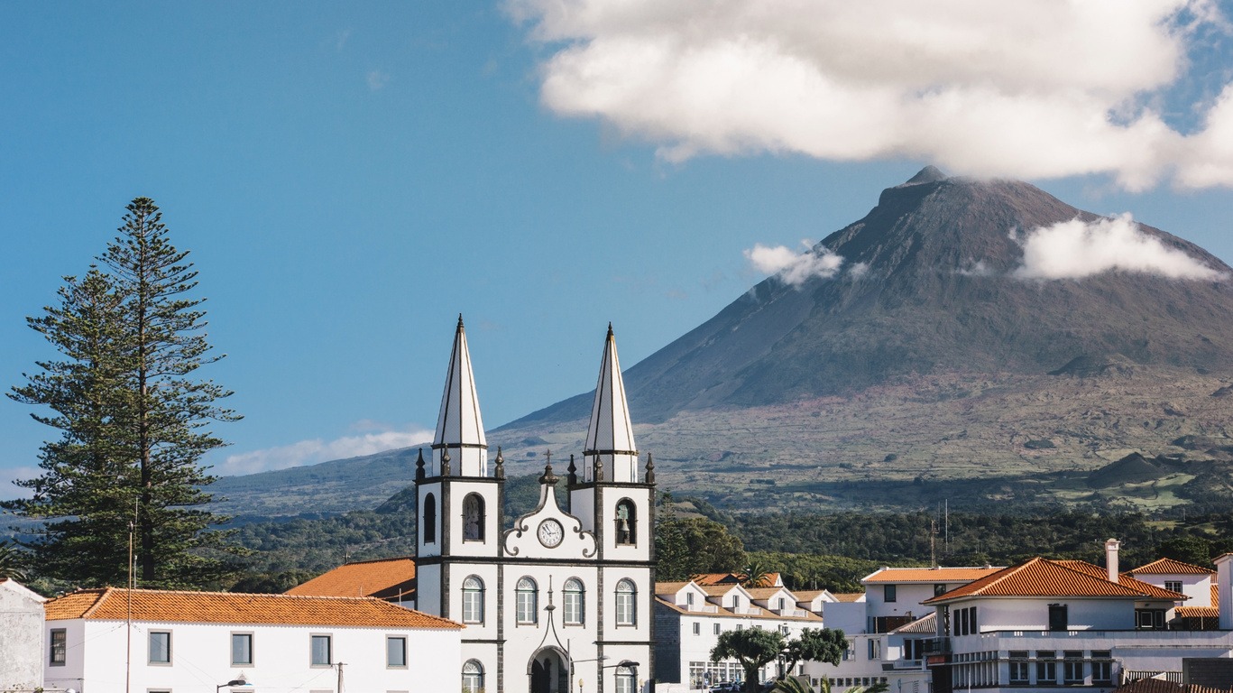 Visitez Pico, ses vignes et son haut sommet