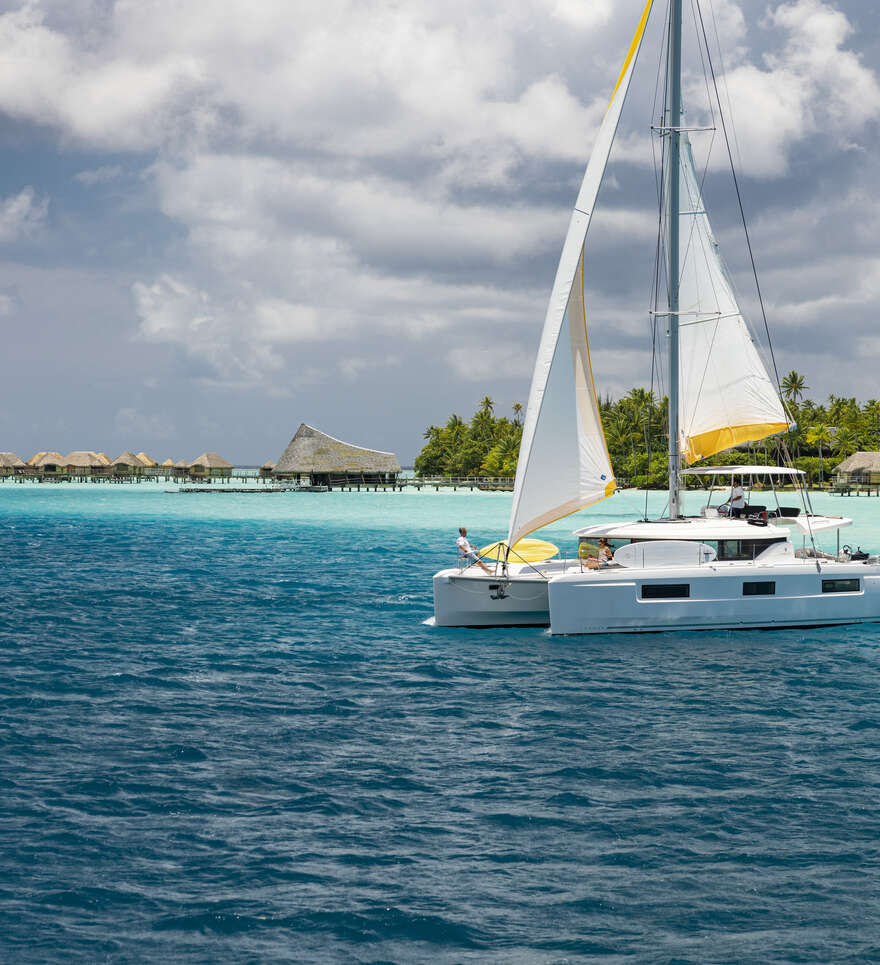 Naviguez sur les eaux turquoise de Polynésie en catamaran
