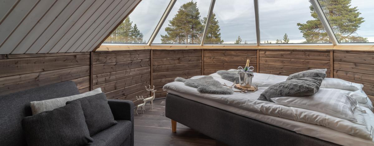 Escapade romantique en igloo de verre sous les aurores boréales