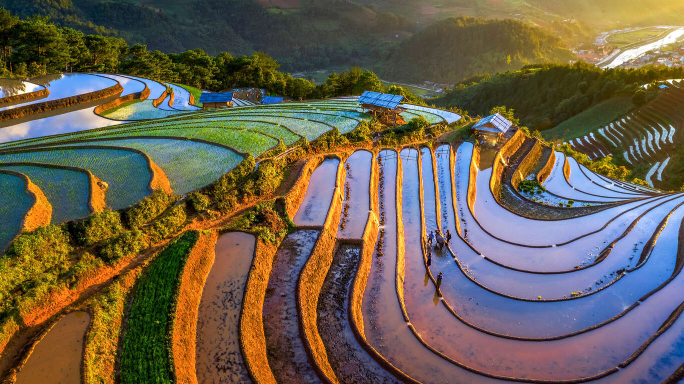 Splendeurs du Vietnam : De la Montagne Sacrée à la Baie d’Ha Long