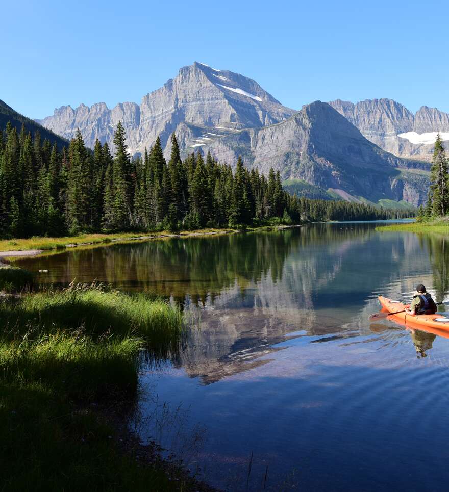 Glacier : montagnes majestueuses et lacs cristallins