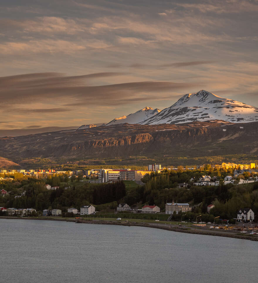 Préparer votre séjour à Húsavík : Guide Pratique
