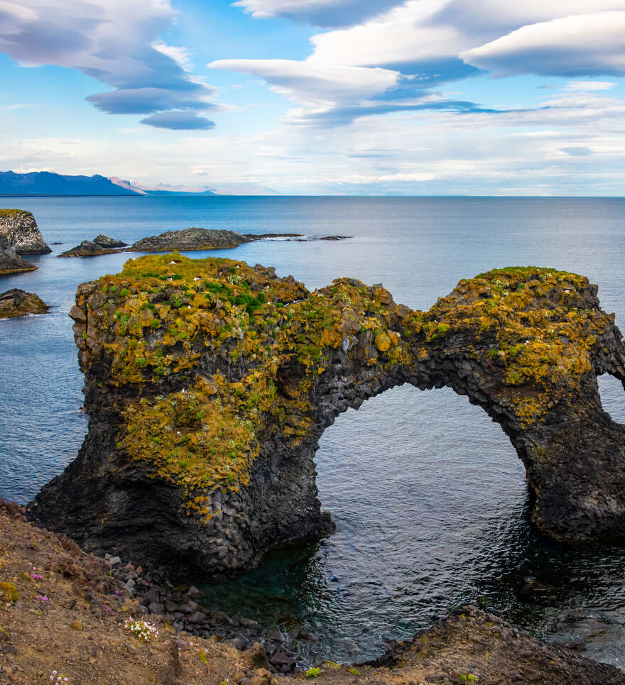 Falaises de basalte et arche naturelle de Gatklettur