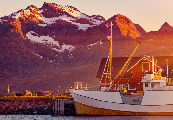 Soleil de minuit : voyagez au cœur des nuits sans fin en Islande, Norvège et Îles Féroé