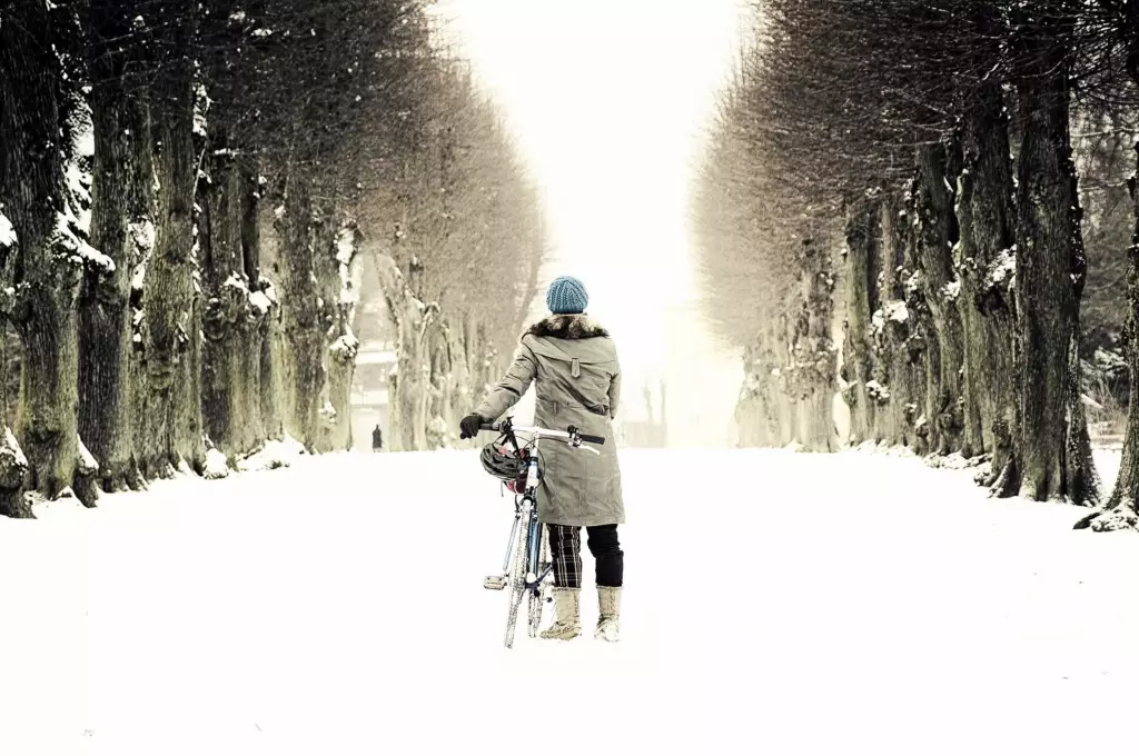 Jeune femme à vélo, Copenhague, Danemark