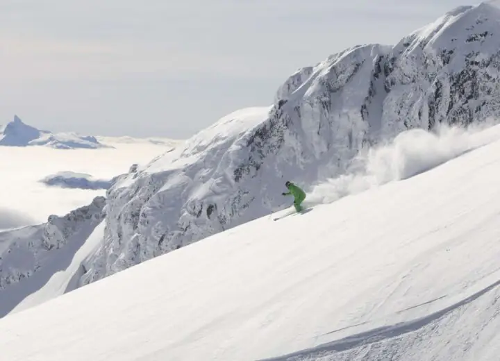 Duo urbain et poudreuse dans l’ouest