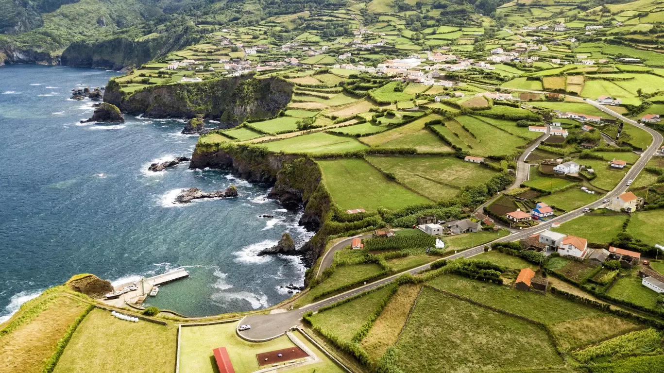 Entre volcans, grottes et villages colorés… bienvenue à Terceira 