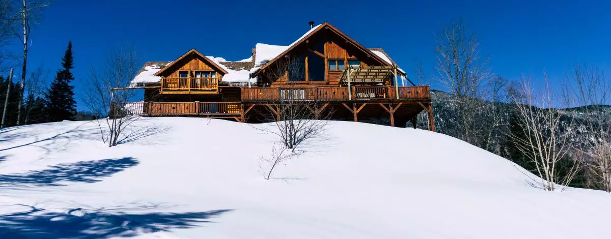Chalet en bois rond en hiver : Voyage nature au Québec