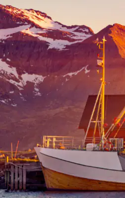 Soleil de minuit : voyagez au cœur des nuits sans fin en Islande, Norvège et Îles Féroé